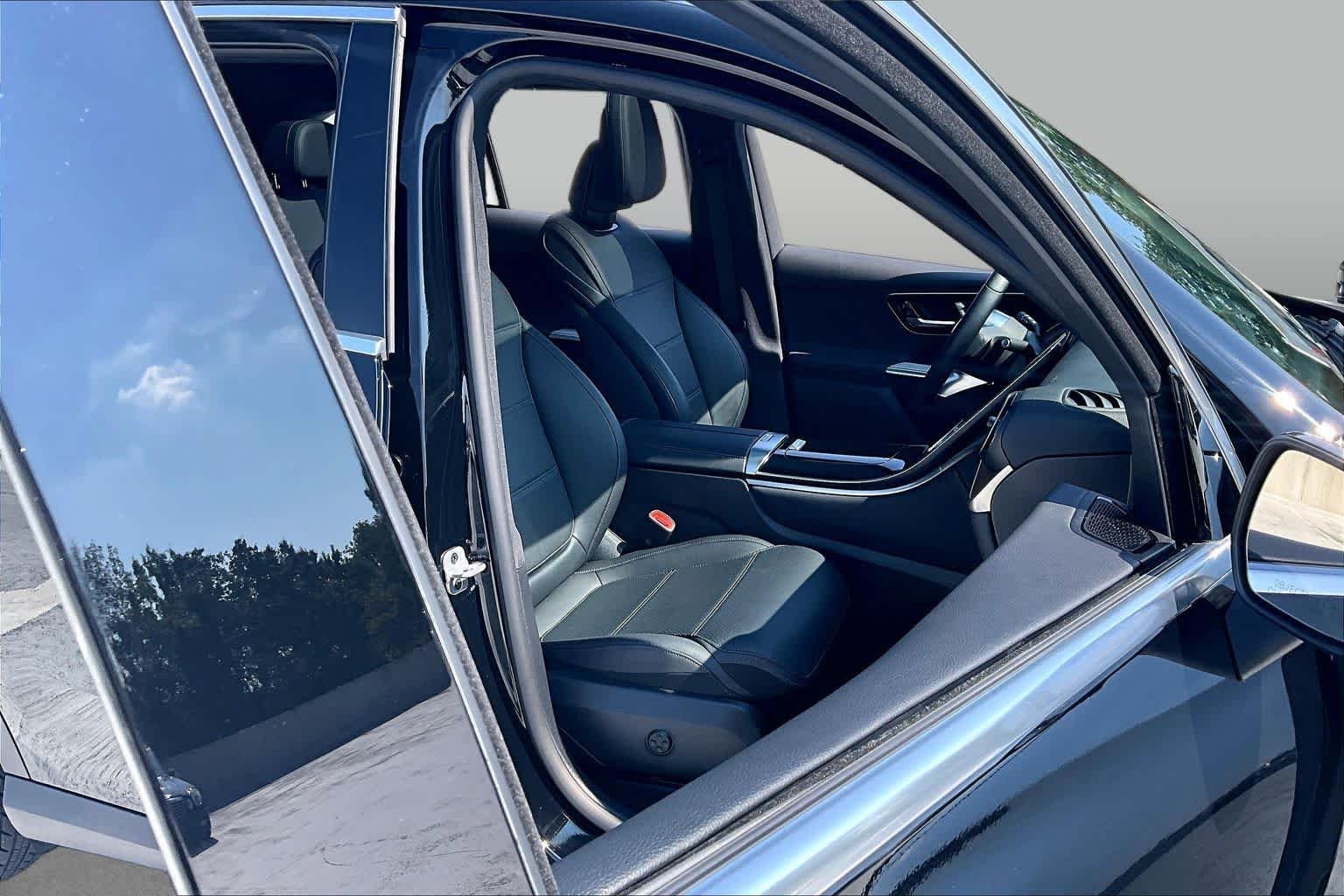 Used 2025 Obsidian Black Metallic Mercedes-Benz GLC 300 image 9