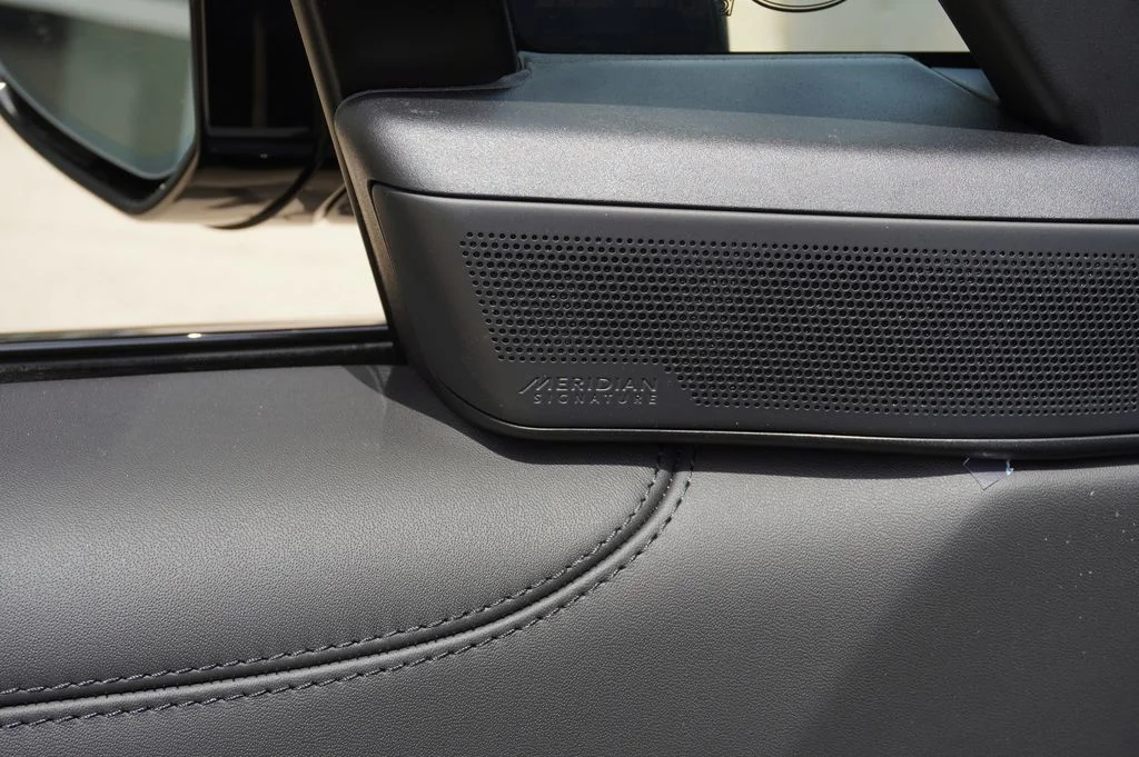 New 2026 Obsidian Black in Gloss Finish Land Rover SV image 15