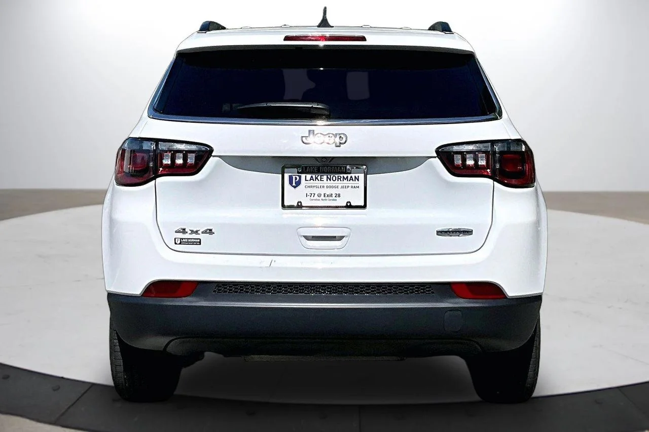 Used 2024 White/off-white Jeep Latitude image 8