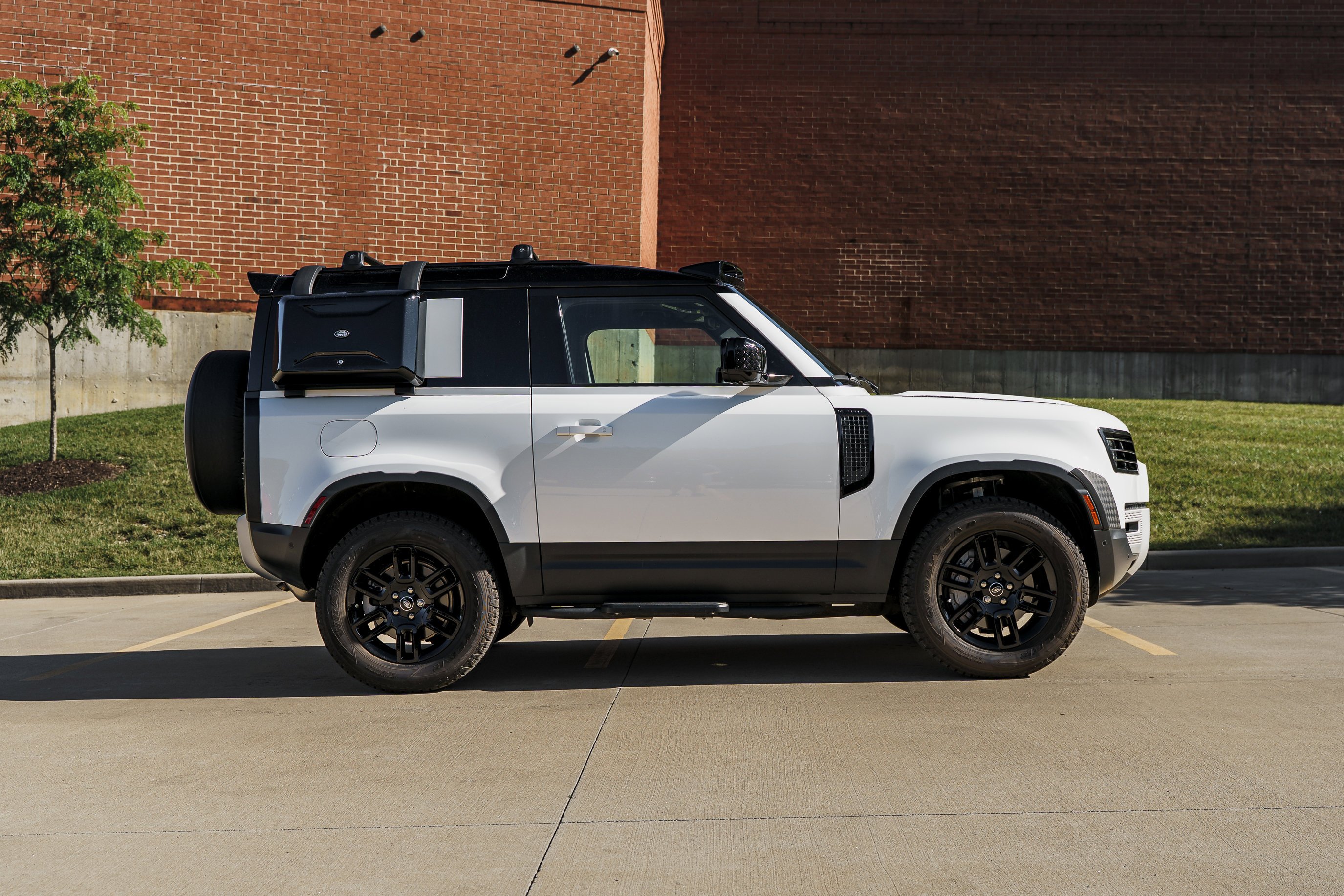 Used 2025 Fuji White Land Rover S image 3