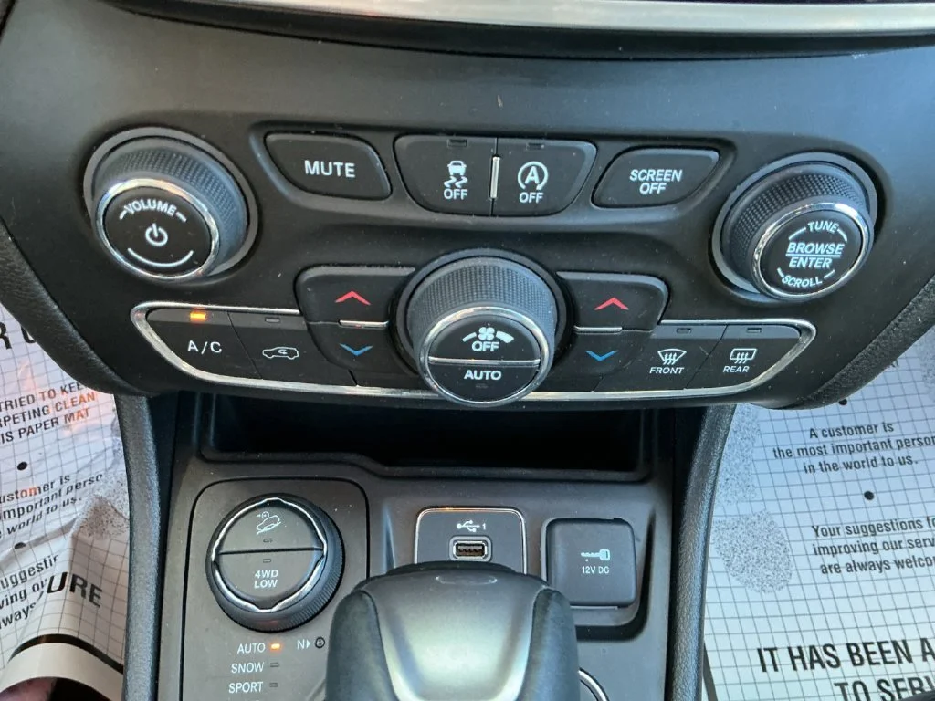 Used 2021 White Jeep Latitude Lux image 16