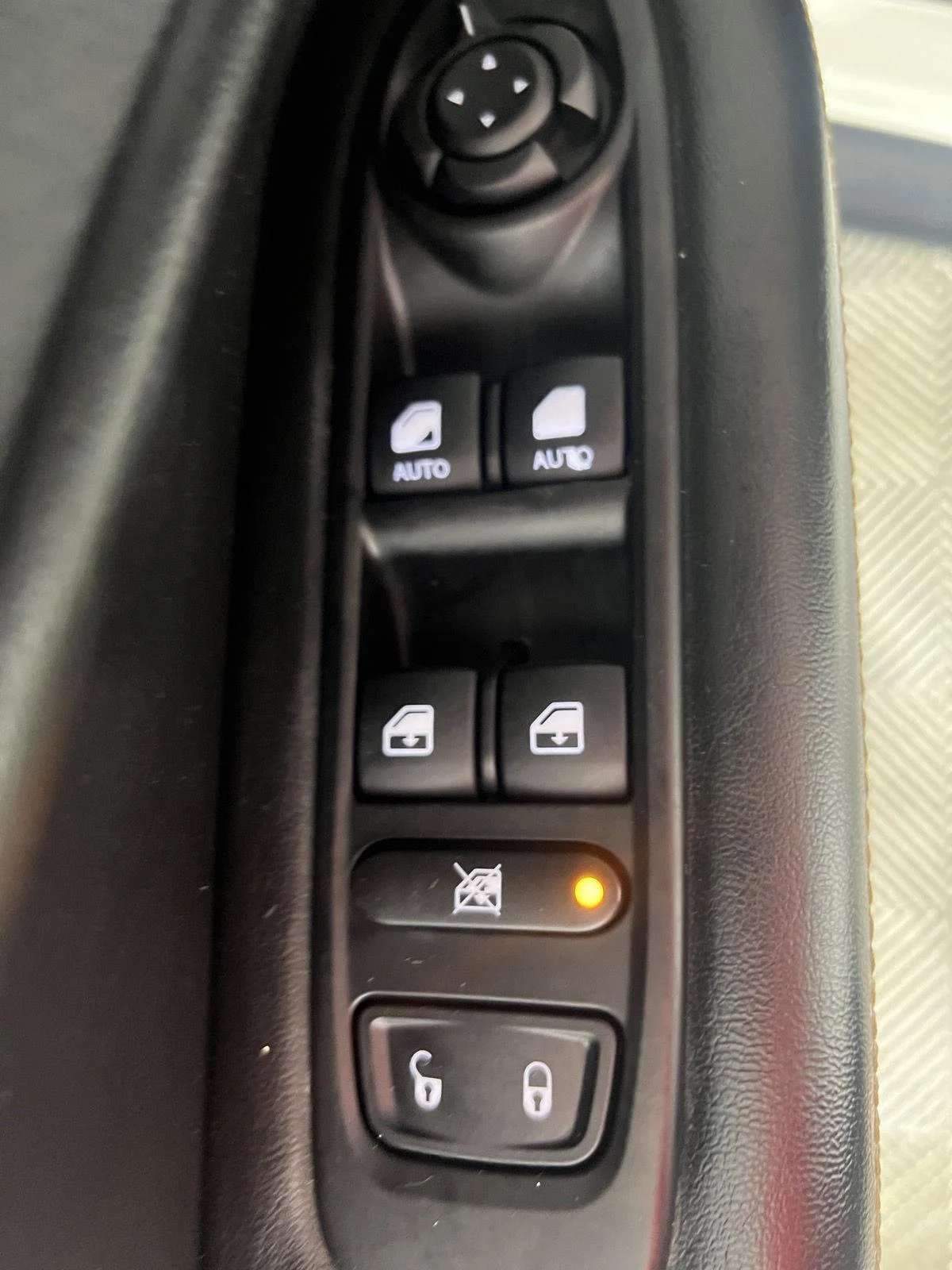 Used 2020 White Clearcoat Jeep Latitude image 12