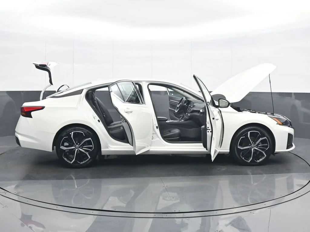 Used 2025 White Nissan 2.5 SR image 37