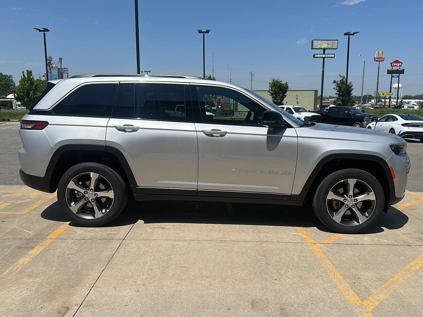 New 2026 Silver Zynith Exterior Paint Jeep Limited image 4