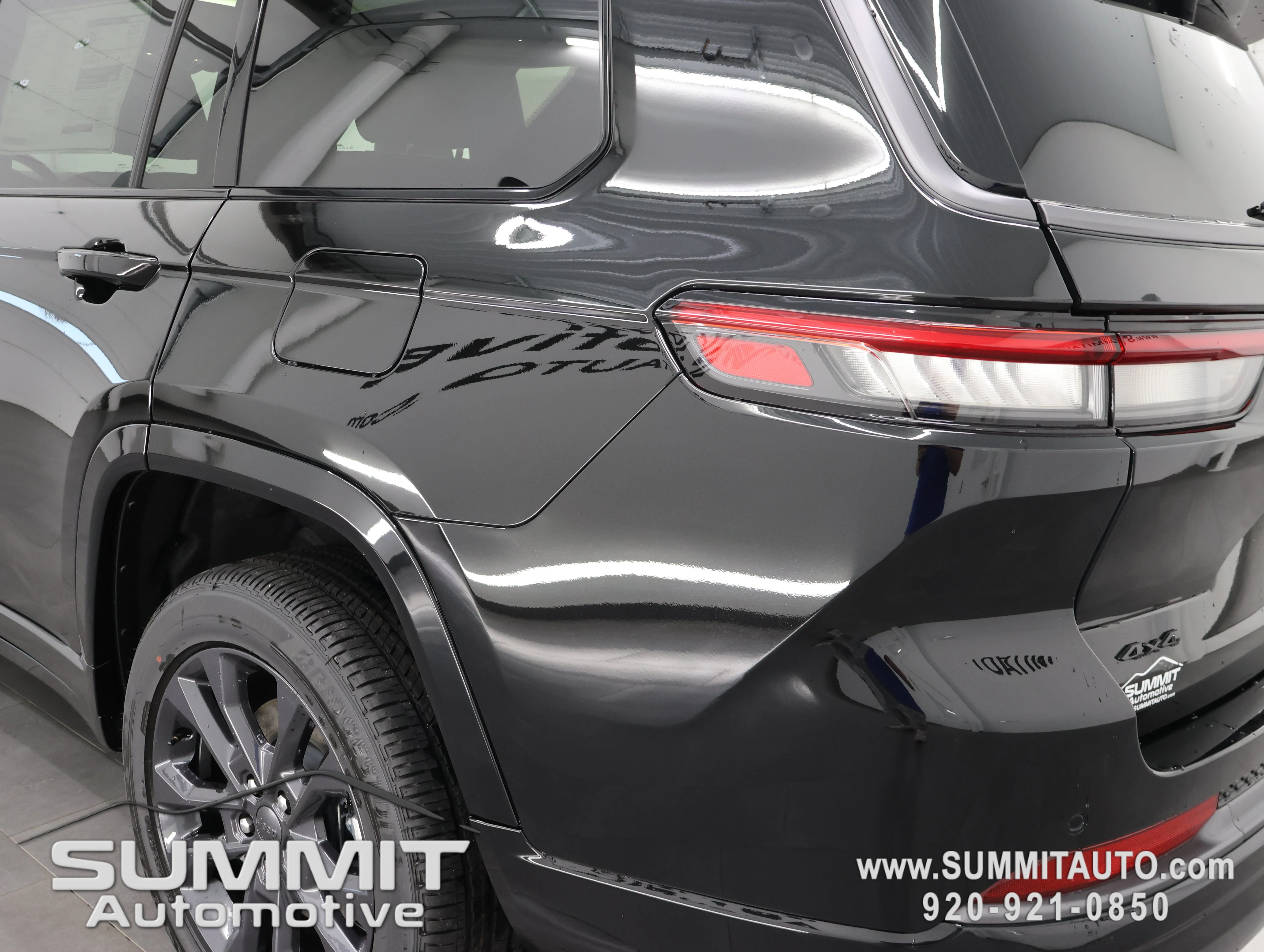 New 2026 Diamond Black Crystal Pearl-Coat Exterior Paint Jeep Limited Reserve image 37
