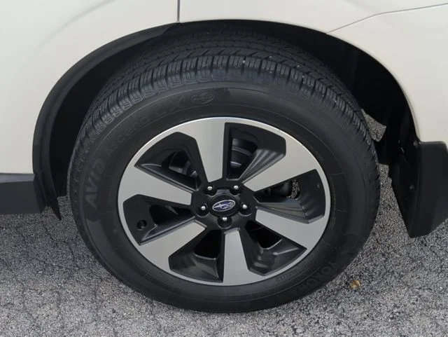 Used 2018 White Subaru 2.5i image 32