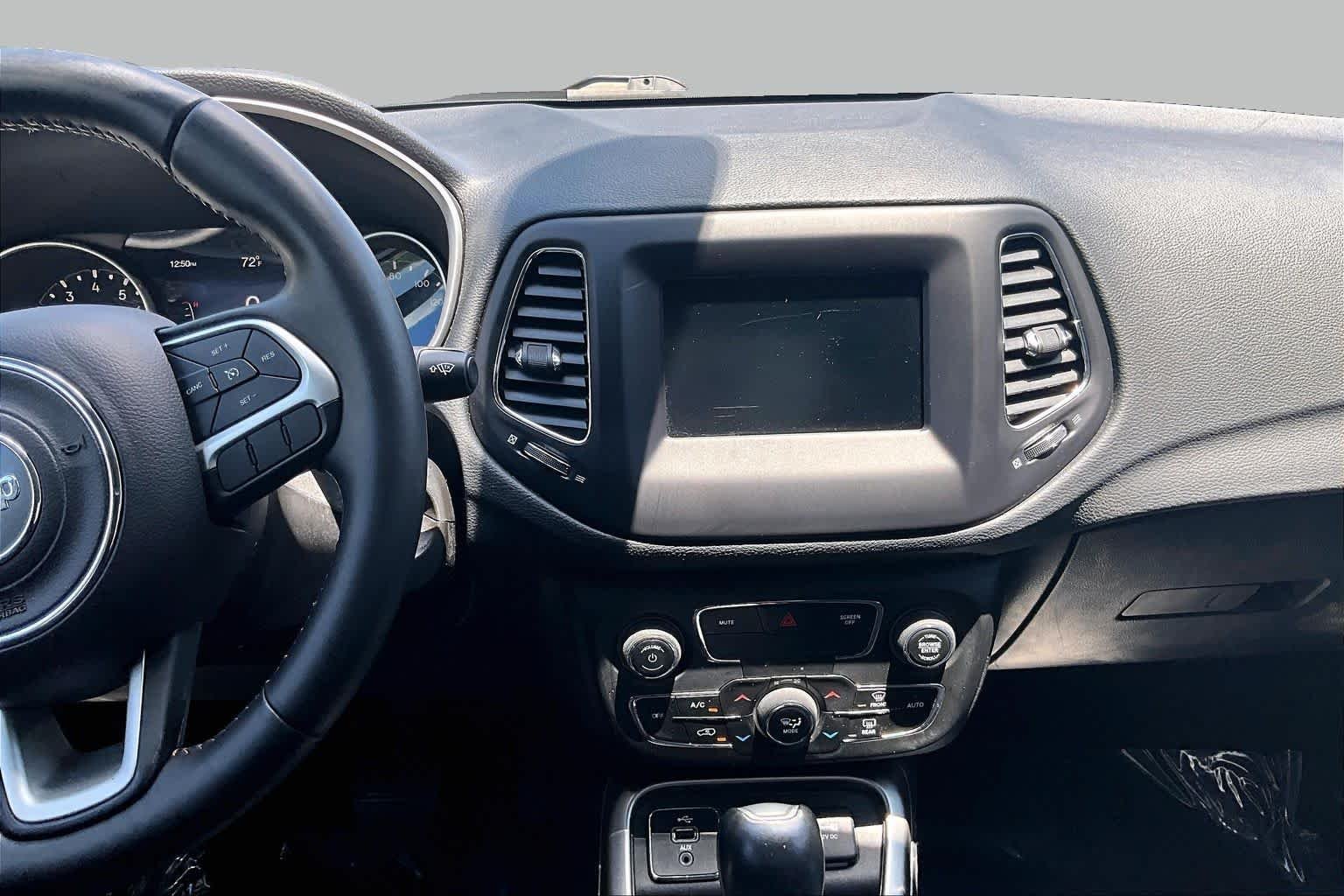 Used 2018 White Clearcoat Jeep Latitude image 7