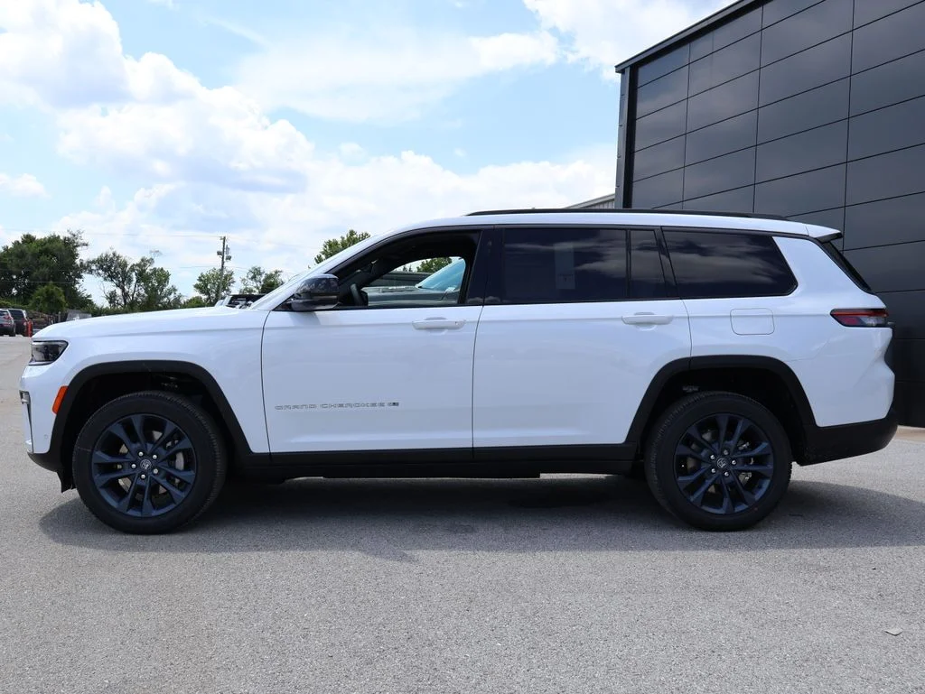 New 2026 Bright White Clear-Coat Exterior Paint Jeep Limited image 2