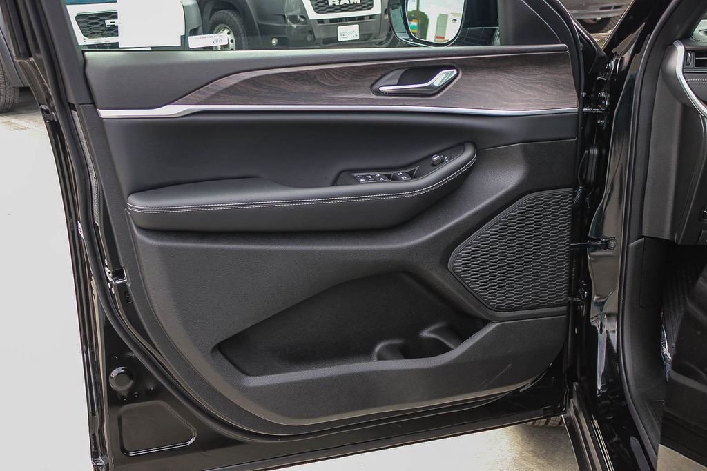 New 2026 Diamond Black Crystal Pearlcoat Jeep Altitude image 23