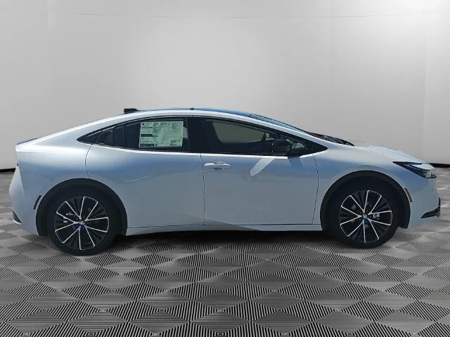 New 2027 Wind Chill Pearl Toyota XLE image 5