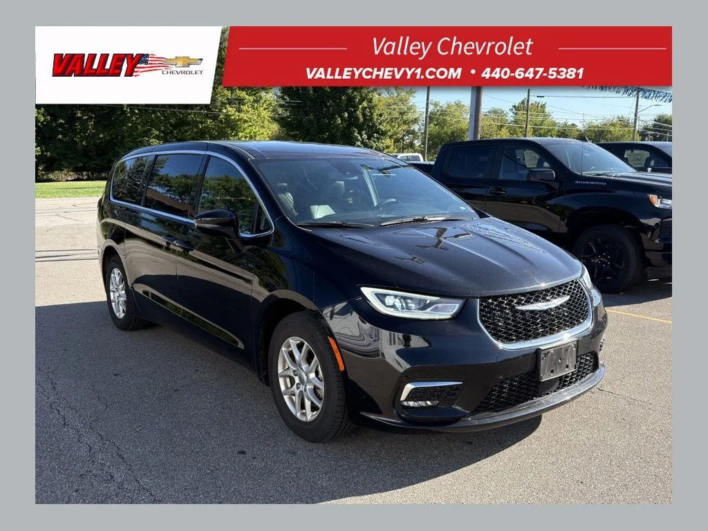Used 2025 Black Chrysler Select image 1