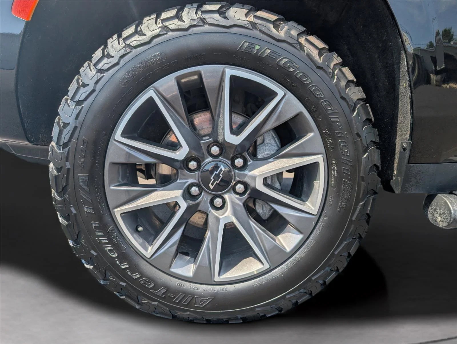Used 2022 Black Chevrolet Z71 image 38