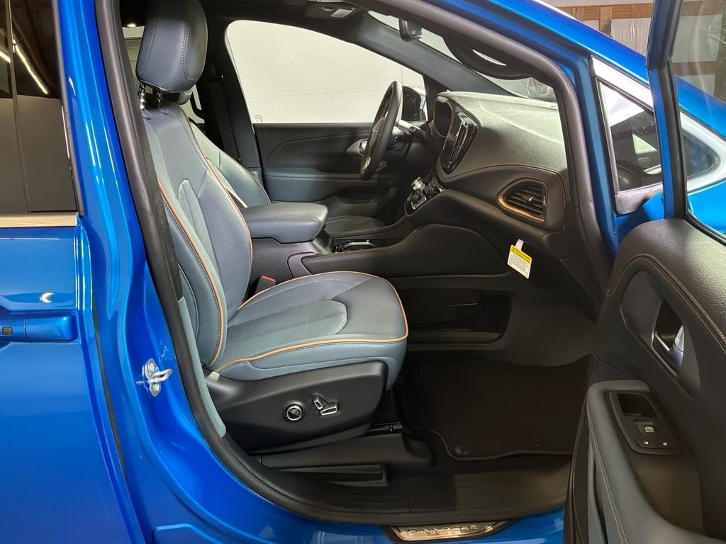 New 2027 Hydro Blue Pearl-Coat Exterior Paint Chrysler Pinnacle image 22
