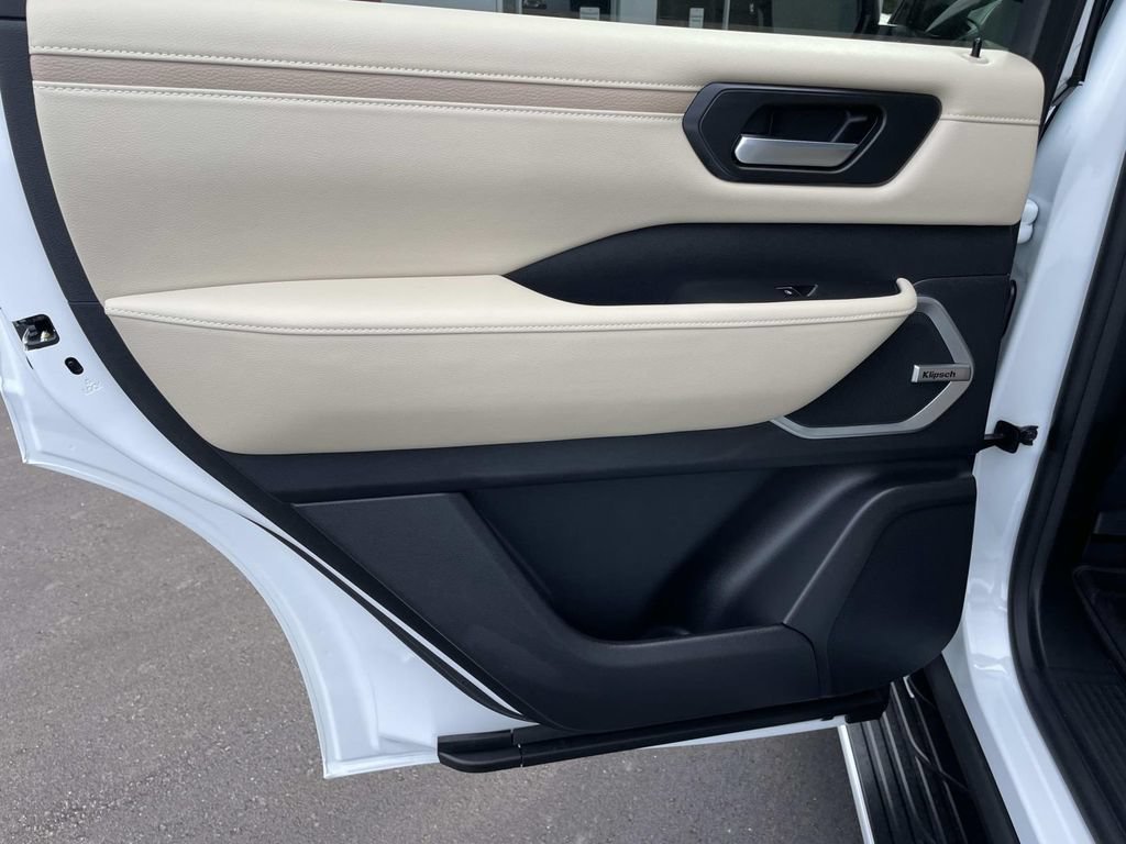 New 2026 Everest White TriCoat / Super Black Two-tone Nissan Platinum Reserve image 6