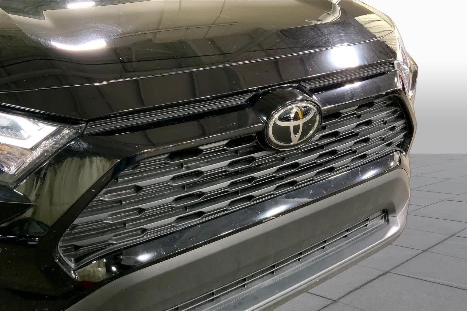 Used 2025 Midnight Black Metallic Toyota XLE image 30