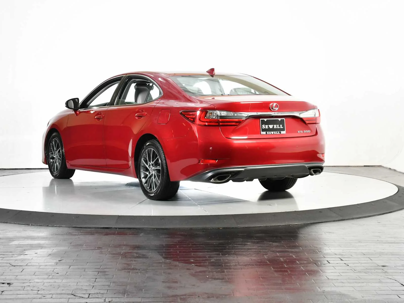 Used 2018 Matador Red Mica Lexus  image 4