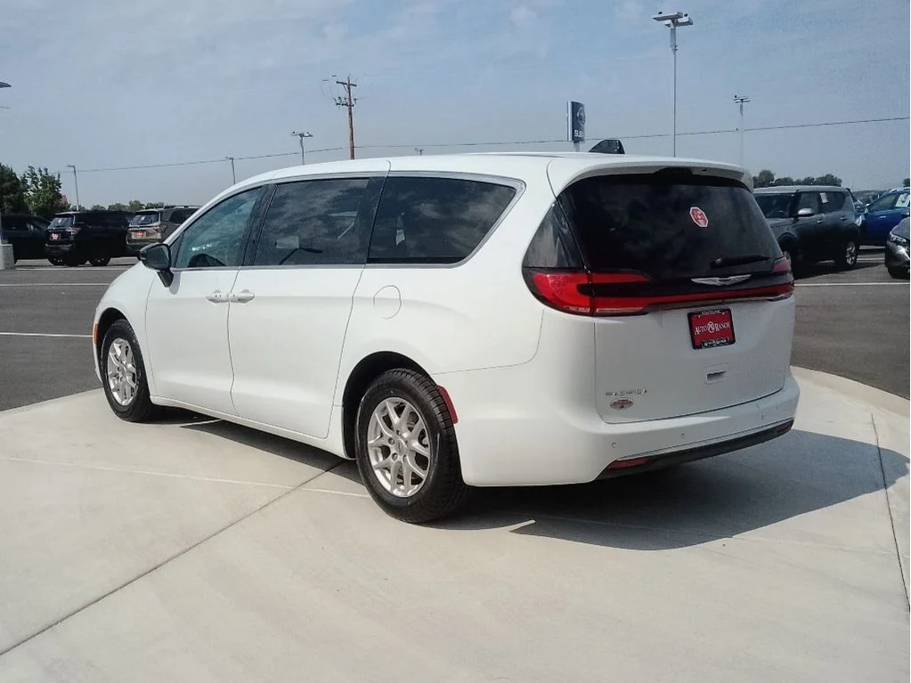 Used 2025 Bright White Clearcoat Chrysler Select image 5