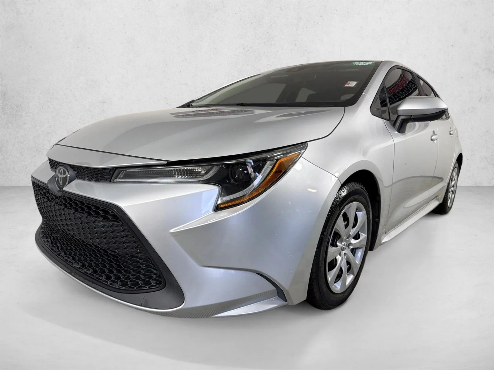 Used 2020 White Toyota LE image 7