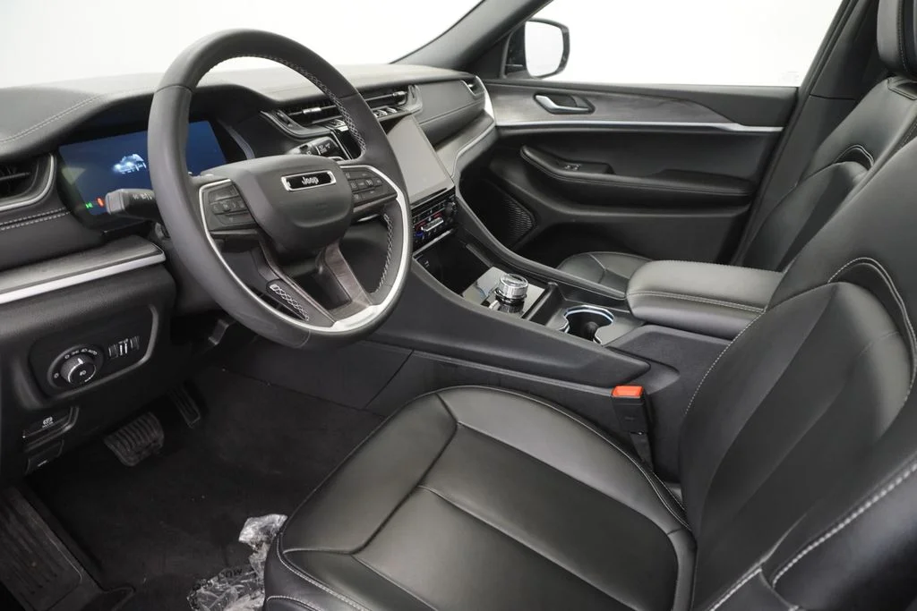 Used 2025 White Jeep Limited image 19