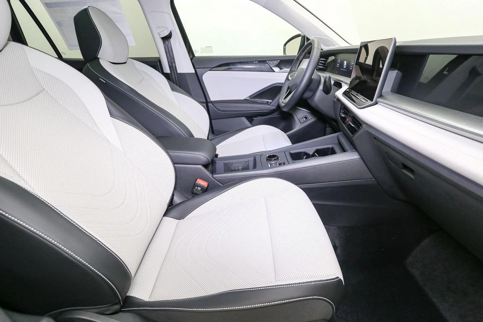 New 2026 Deep Black Pearl Volkswagen SE image 13