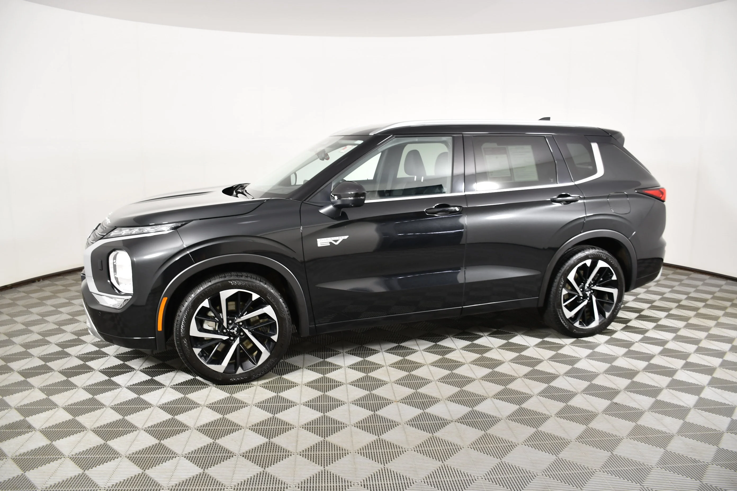 Certified Used 2024 Black Diamond Mitsubishi SEL image 9