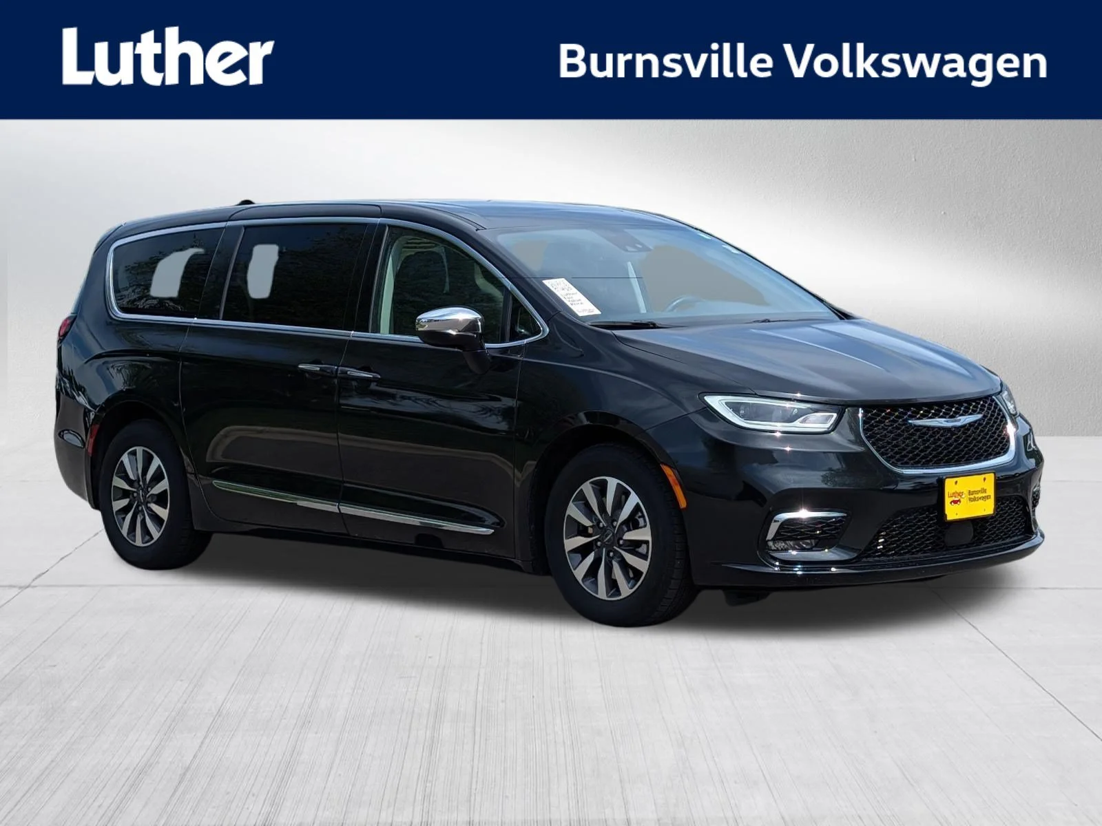 2023 Chrysler Pacifica Hybrid Limited Hybrid's photo