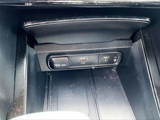 Used 2023 White Kia S image 27