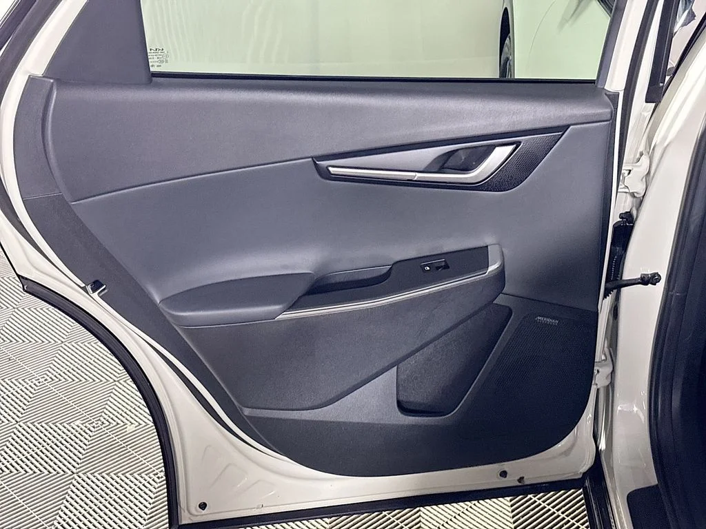 Used 2022 White Kia Wind image 19