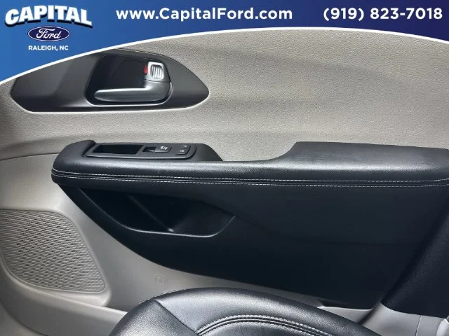 Used 2025 White Chrysler Select image 27