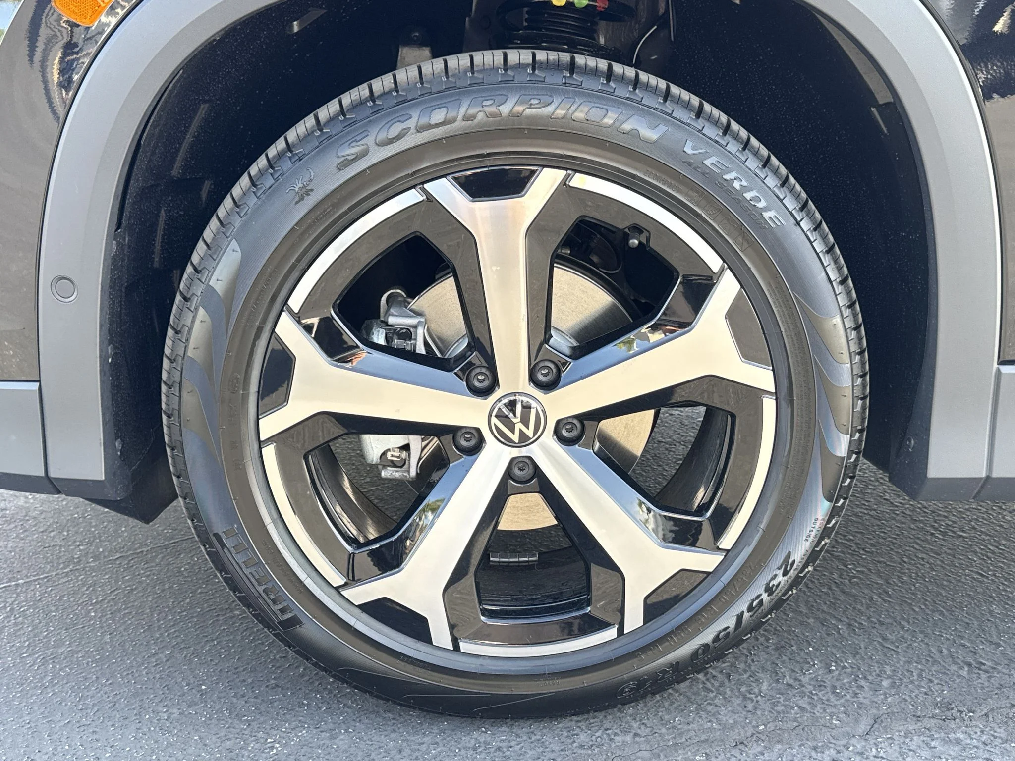 New 2026 Deep Black Pearl Volkswagen SE image 10