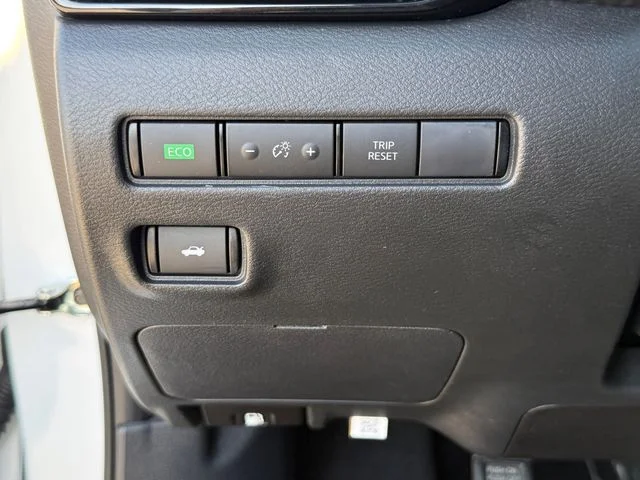 Used 2025 Aspen White Nissan SR image 26