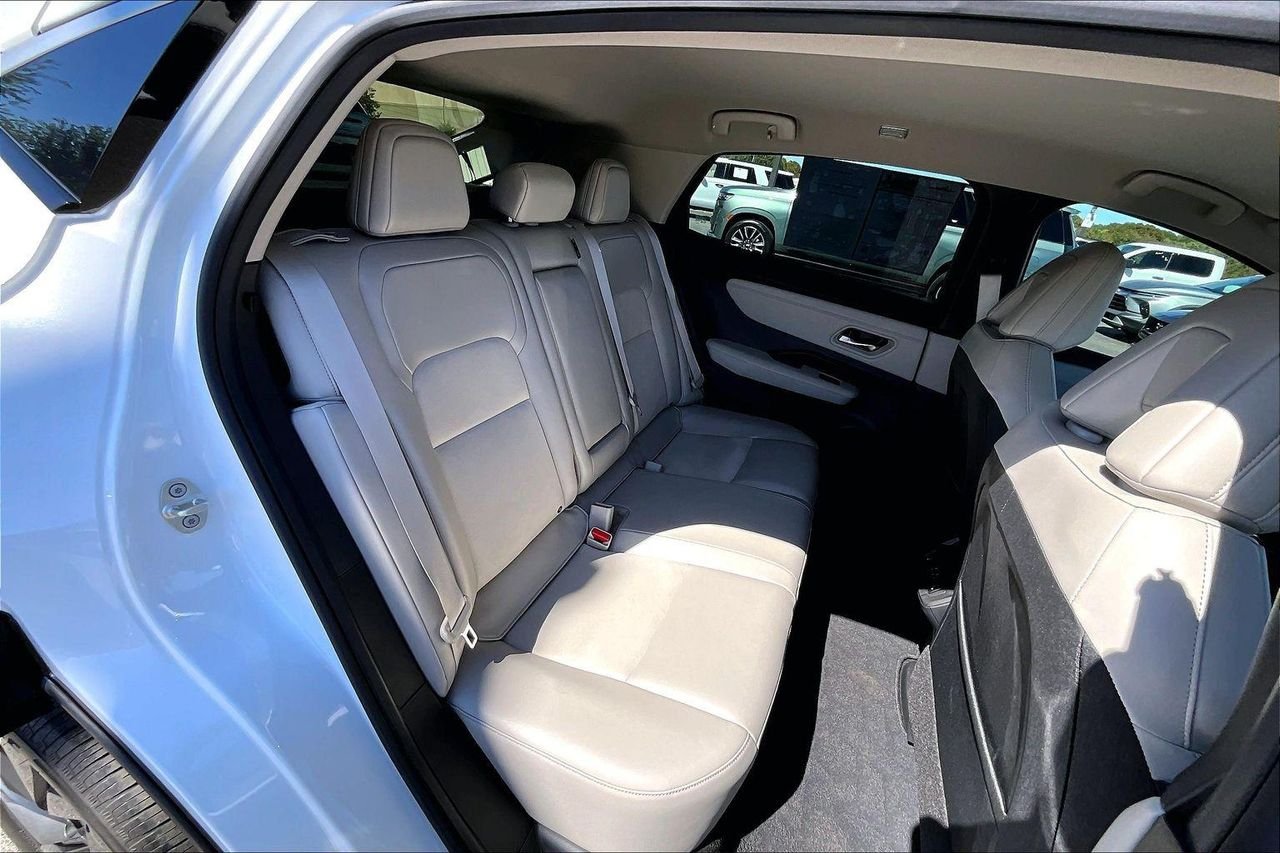 Used 2024 Everest White Pearl Tricoat Nissan ENGAGE image 27