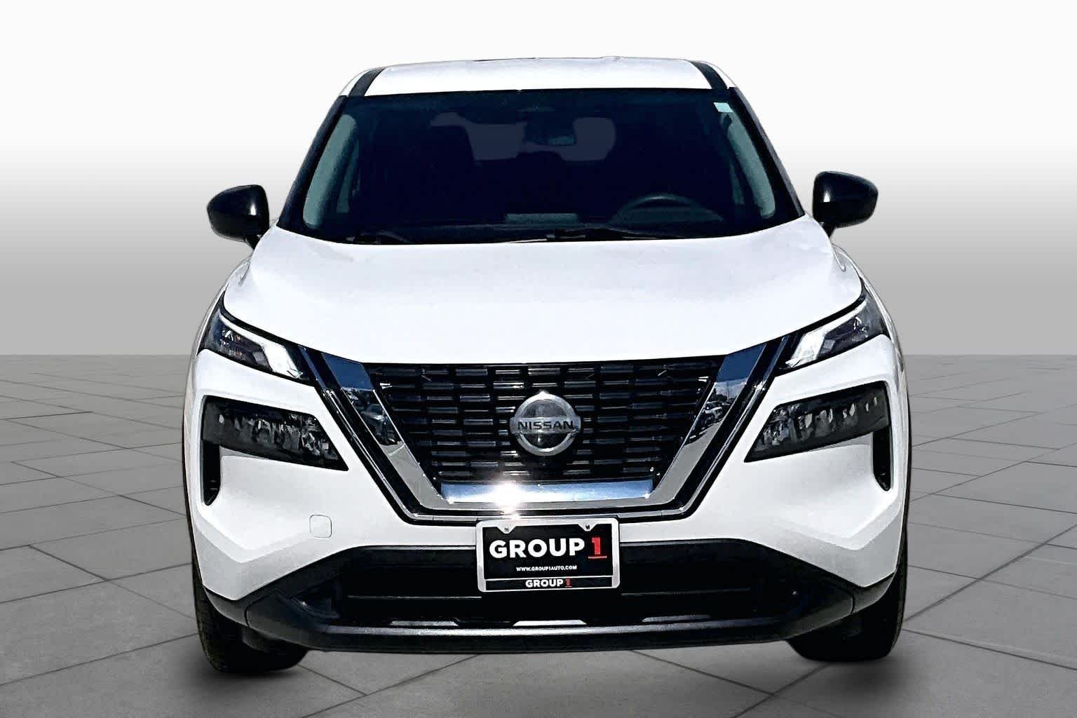 Used 2021 Glacier White Nissan S image 4
