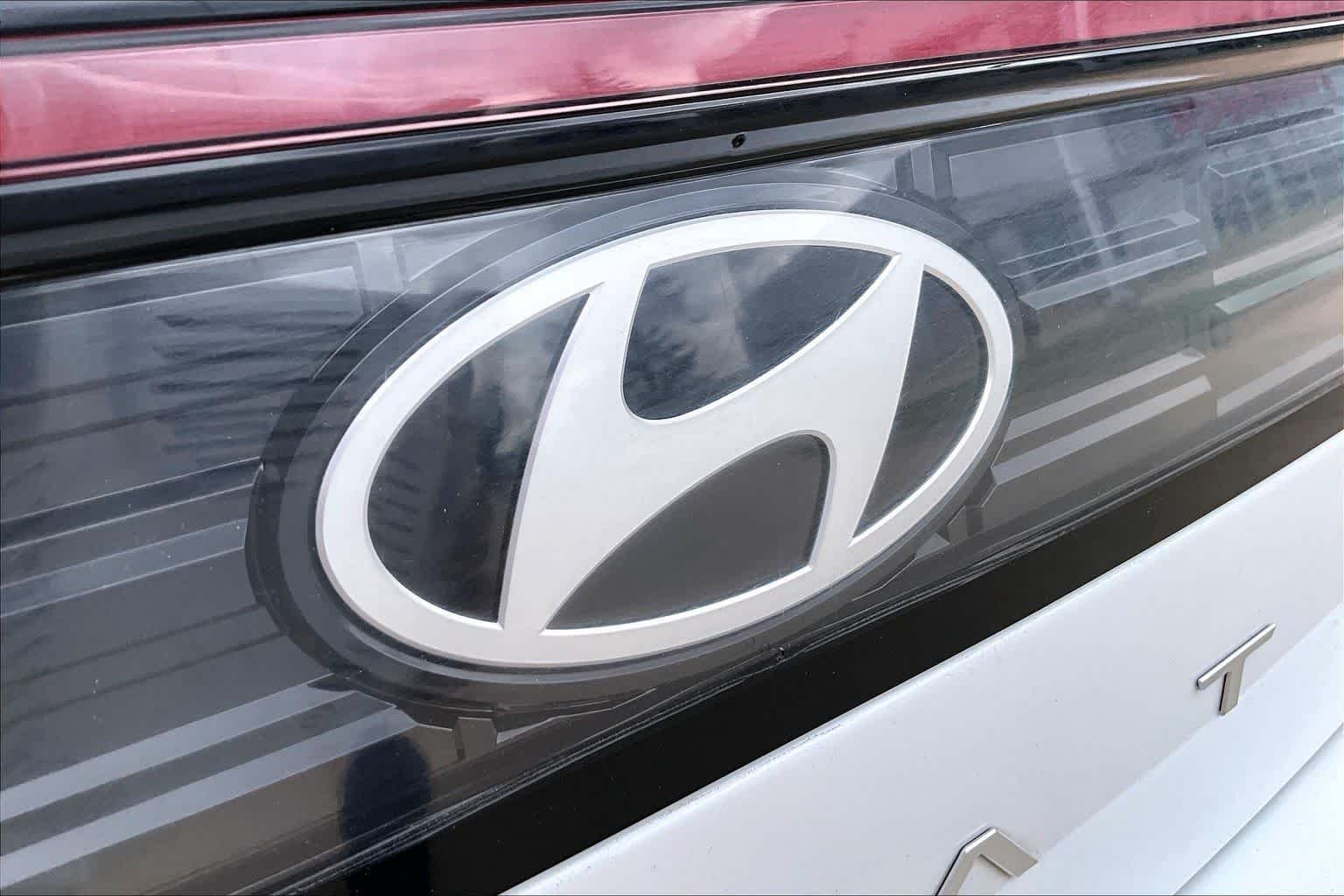 Used 2025 Serenity White Hyundai SEL image 29