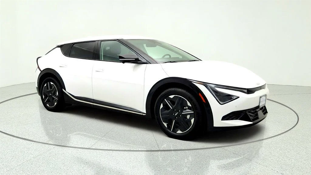 Used 2025 Glacier White Pearl Kia Wind AWD image 3