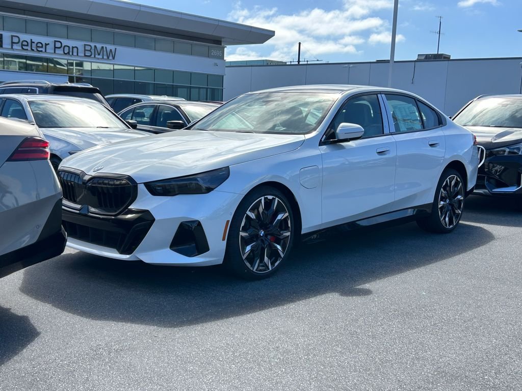 New 2027 Mineral White Metallic BMW 550e xDrive image 2