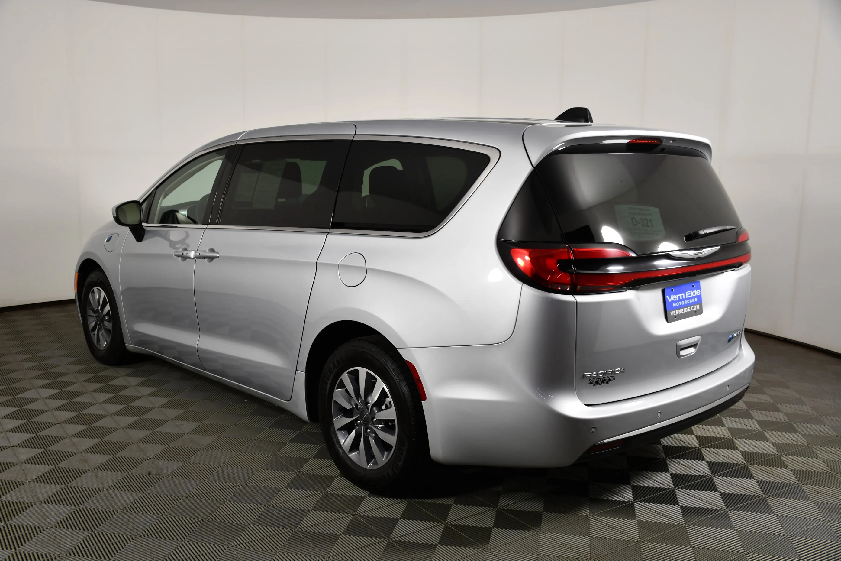 Used 2023 Silver Mist Clearcoat Chrysler Hybrid Touring L image 8