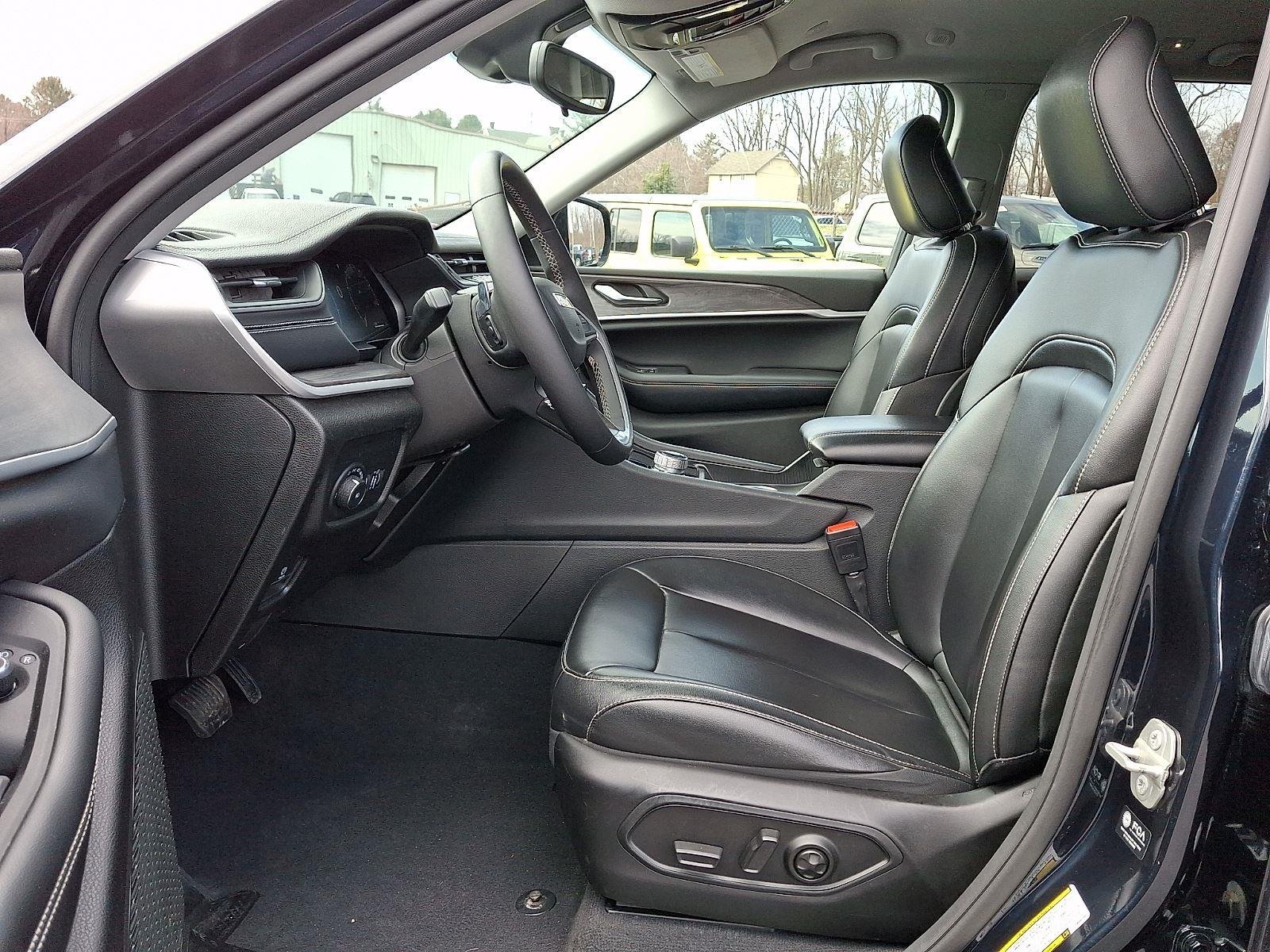 Used 2023 Midnight Sky Jeep Limited image 15