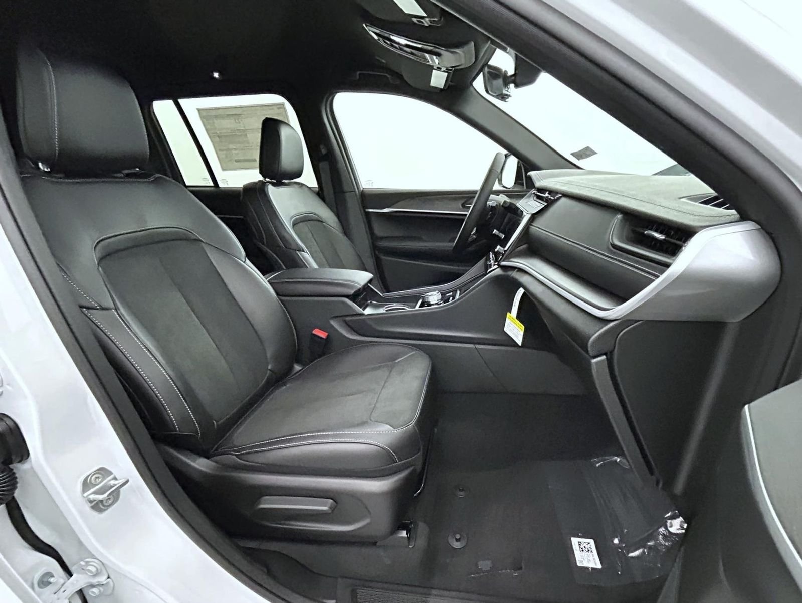 New 2026 Bright White Clear-Coat Exterior Paint Jeep Altitude image 15
