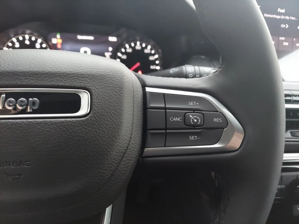 New 2026 Diamond Black Crystal Pearlcoat Jeep Latitude image 13