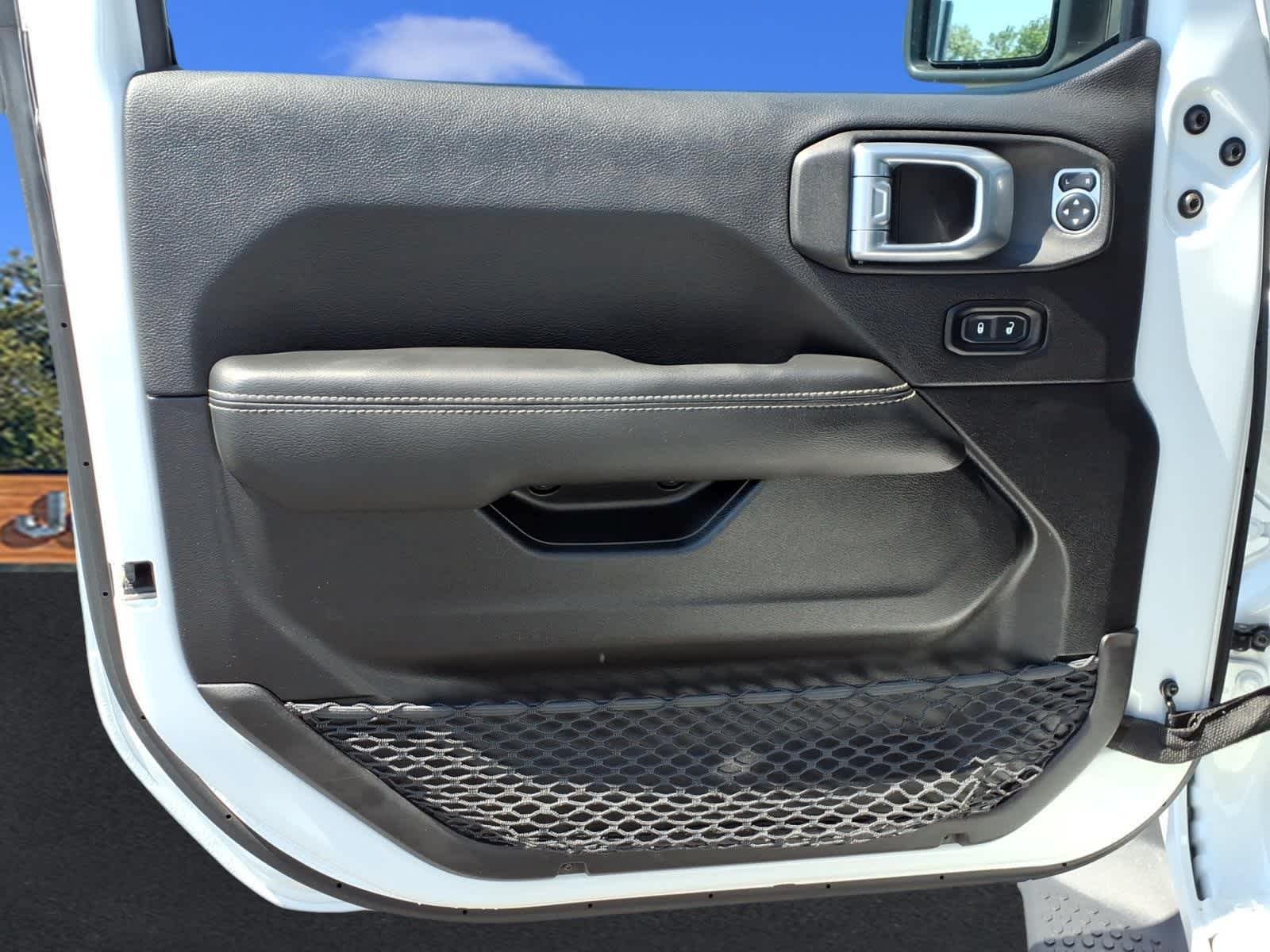 Used 2022 Bright White Clearcoat Jeep Unlimited Sahara image 11