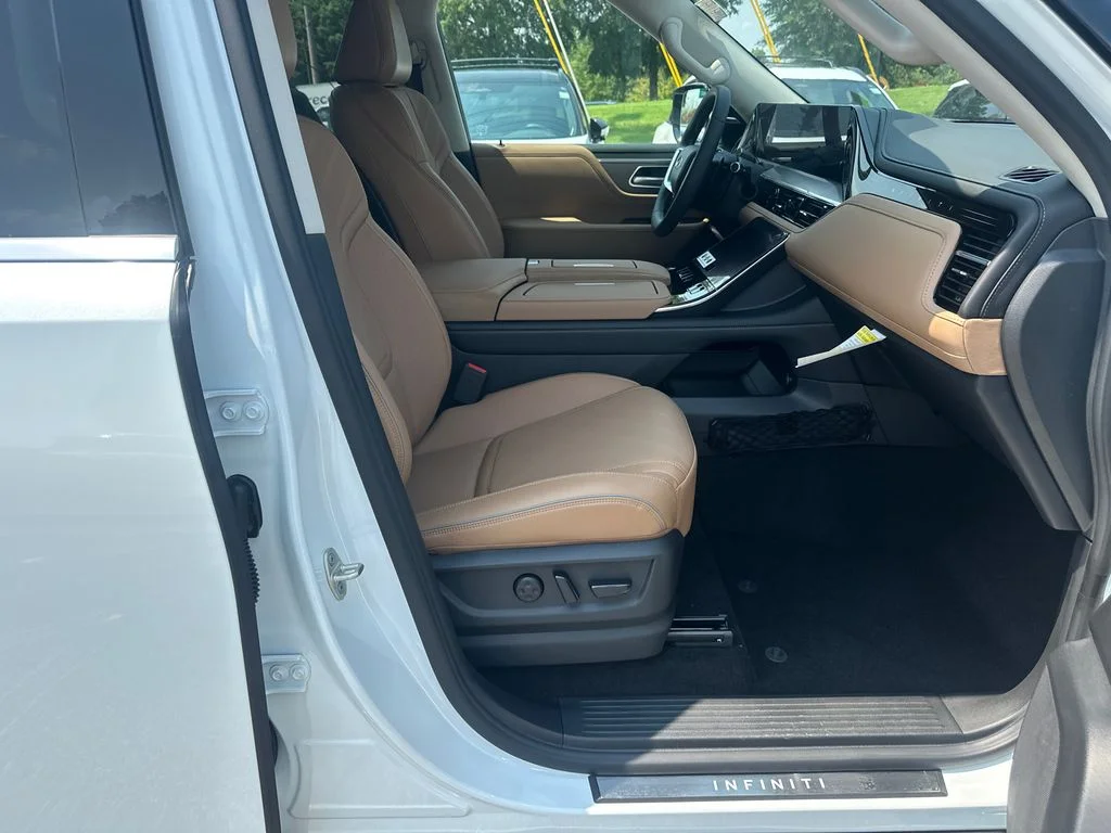 New 2027 RADIANT WHITE INFINITI Luxe 4WD image 11