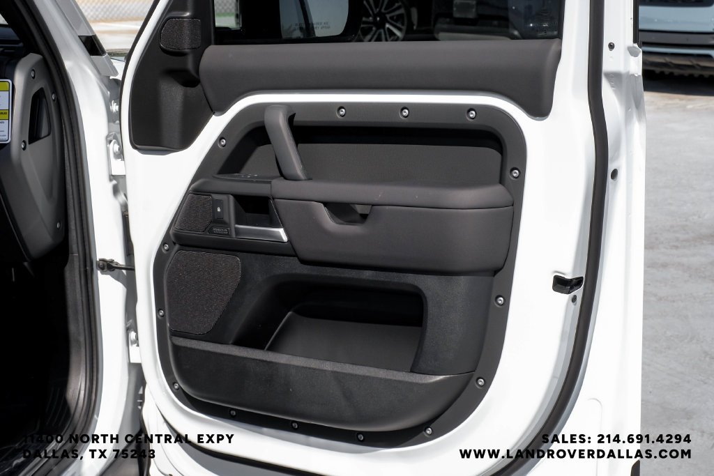 New 2026 Fuji White Land Rover X-Dynamic SE image 44