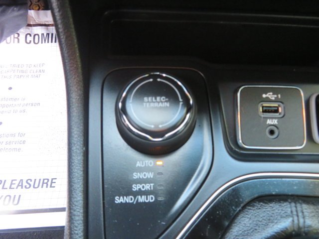 Used 2019 Diamond Black Crystal Pearlcoat Jeep Altitude image 26