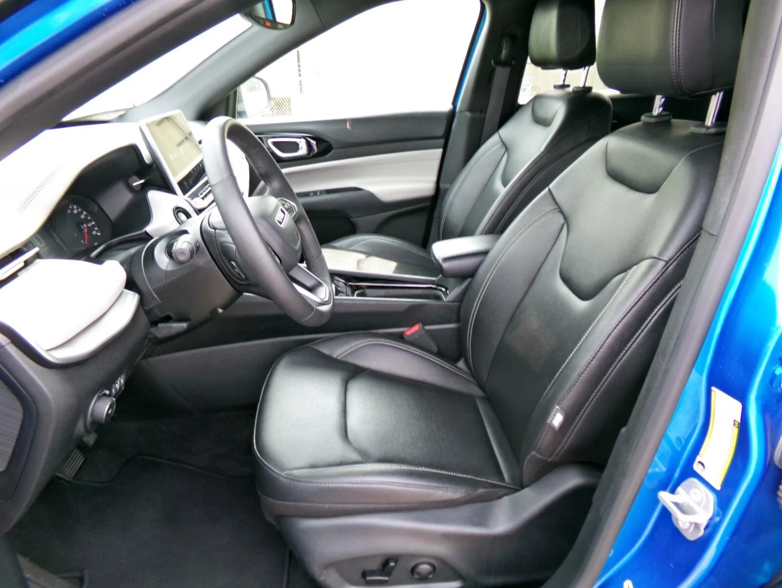 Used 2025 Hydro Blue Pearlcoat Jeep Limited image 12