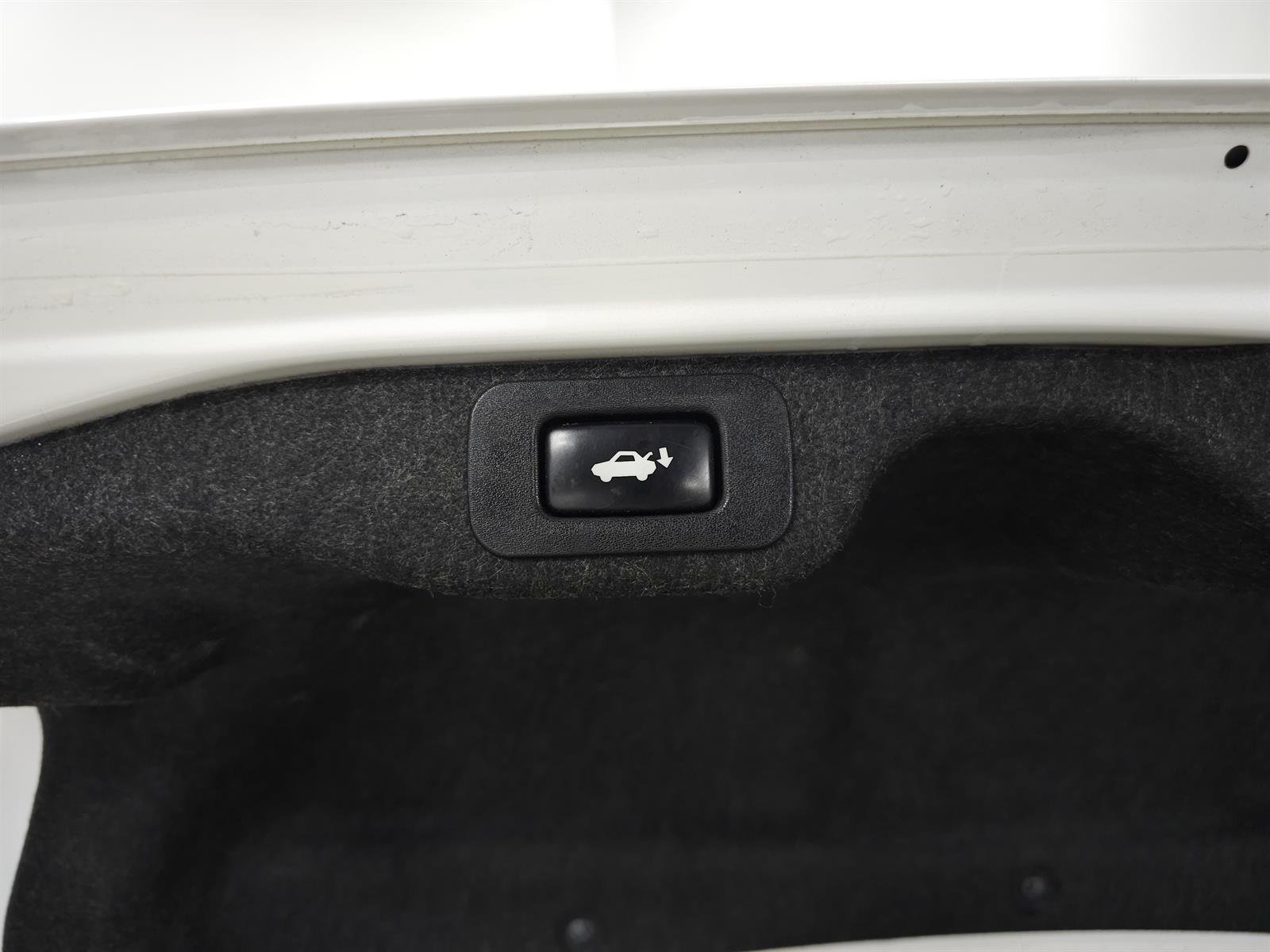 Used 2014 White Lexus  image 8