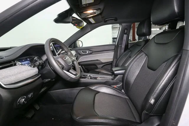 Used 2024 White Jeep Latitude image 36
