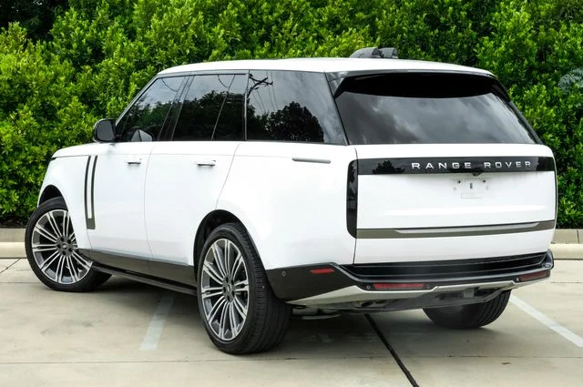 Used 2024 White Land Rover SE image 15