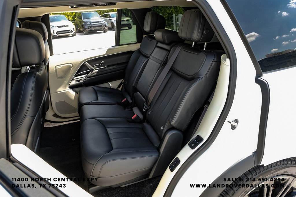 Used 2022 White Land Rover SE image 35