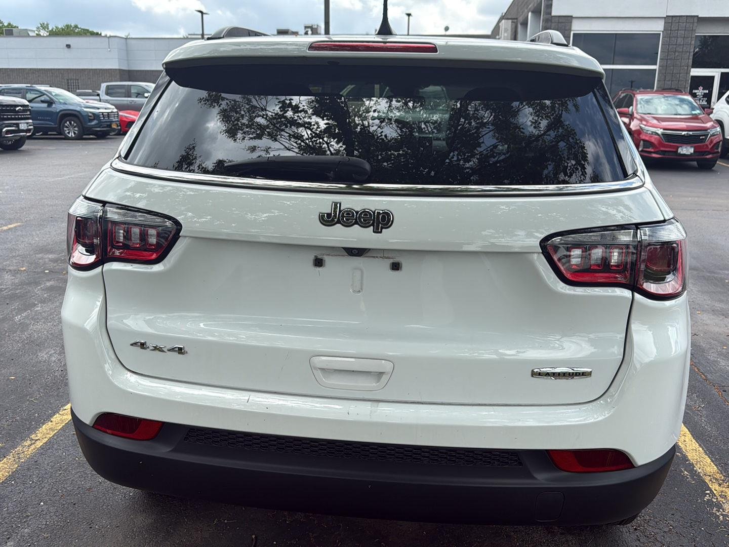 Used 2022 White Jeep Latitude image 10